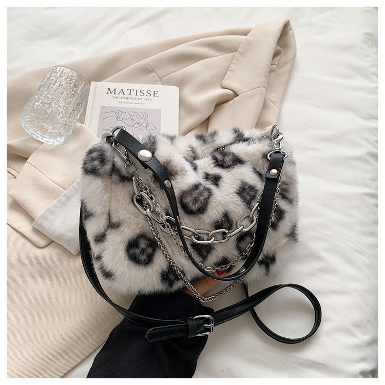 New Leopard plush chain baguette bag leisure soft shoulder underarm slung bag.