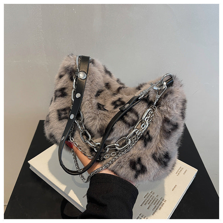 New Leopard plush chain baguette bag leisure soft shoulder underarm slung bag.