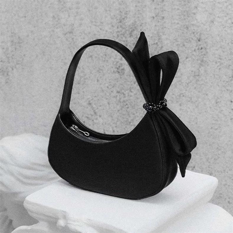 New solid black moon-shaped portable diagonal bag