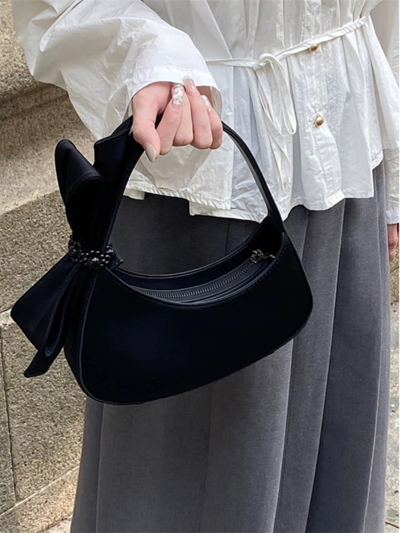 New solid black moon-shaped portable diagonal bag
