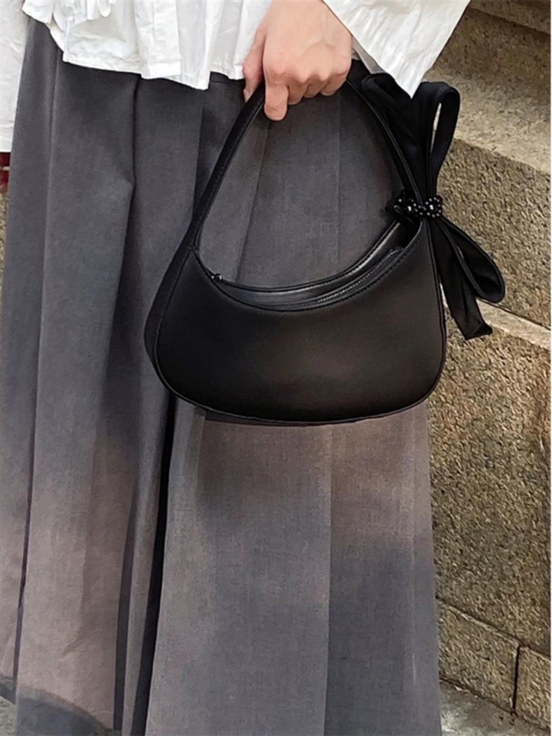 New solid black moon-shaped portable diagonal bag