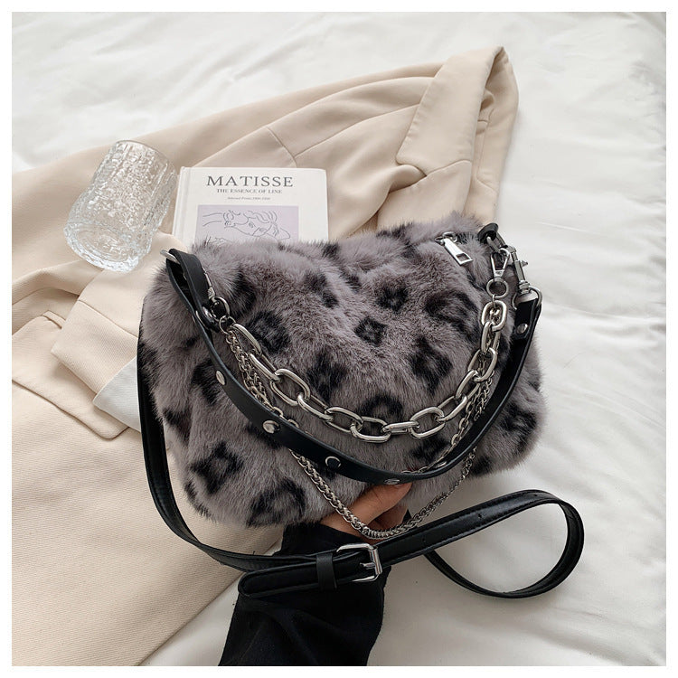 New Leopard plush chain baguette bag leisure soft shoulder underarm slung bag.