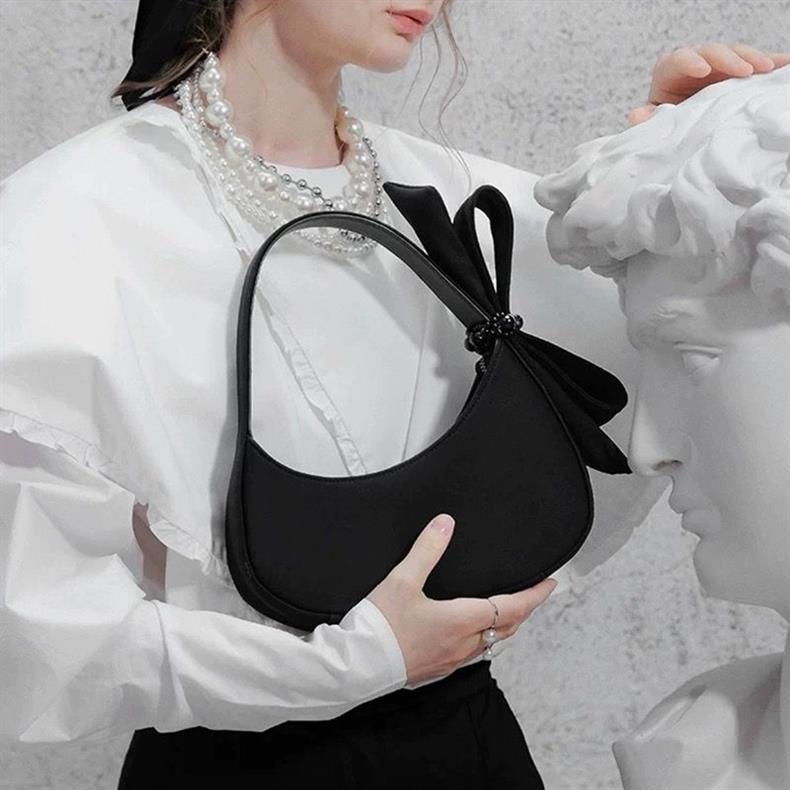 New solid black moon-shaped portable diagonal bag