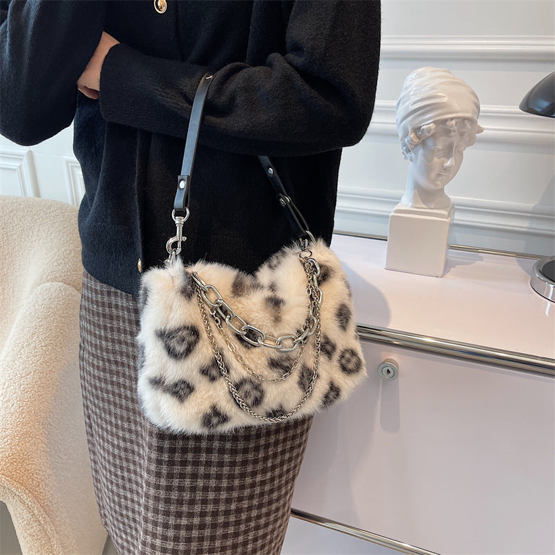 New Leopard plush chain baguette bag leisure soft shoulder underarm slung bag.