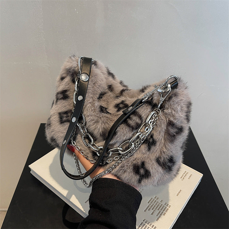 New Leopard plush chain baguette bag leisure soft shoulder underarm slung bag.
